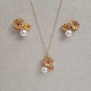 Rose Garden Pearly Necklace And Earring Set